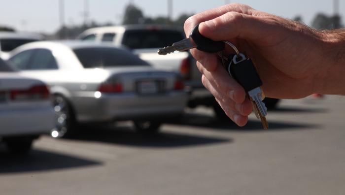 Person holding keys to a car